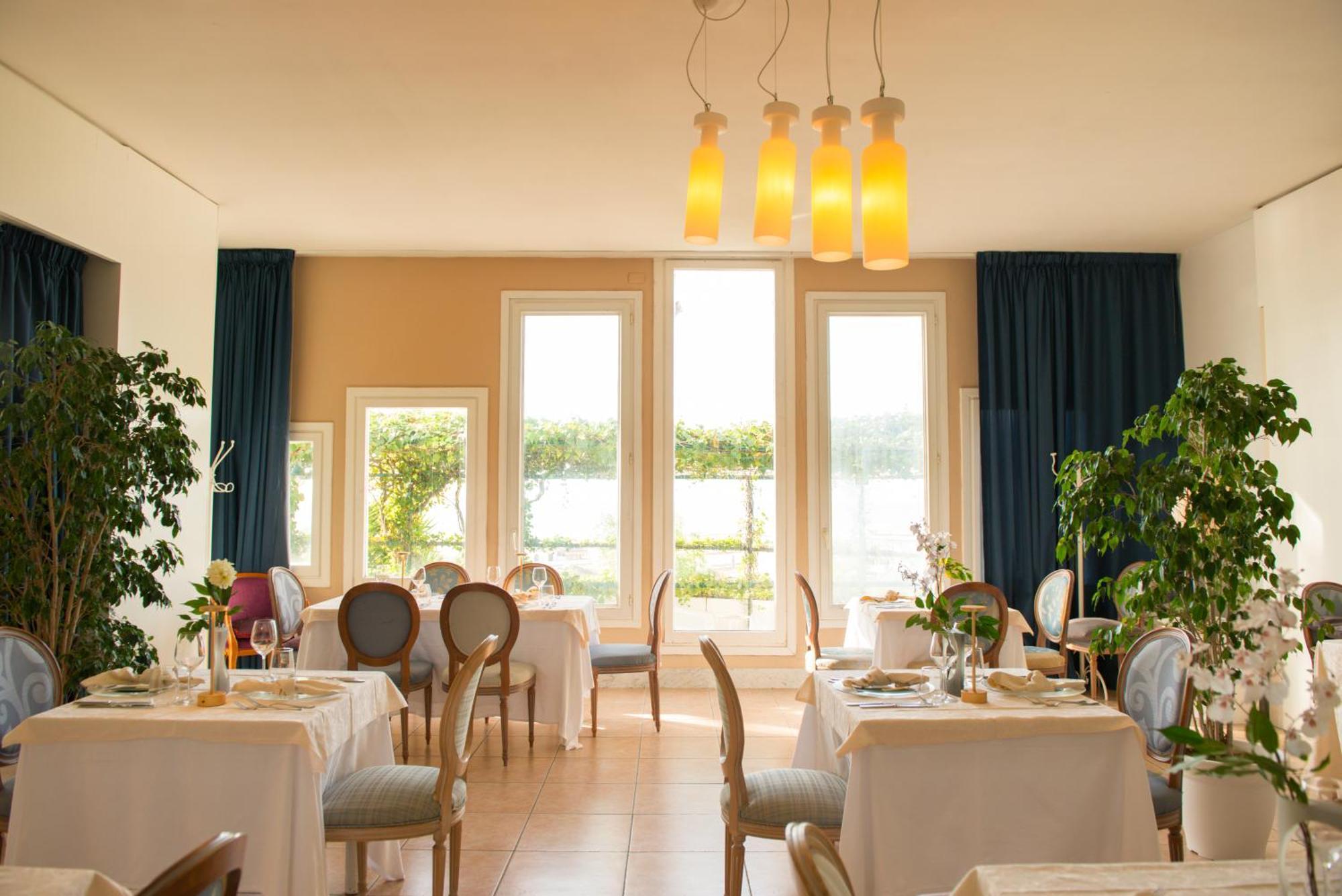 Hotel Sinuessa Terme มอนดราโกเน ภายนอก รูปภาพ