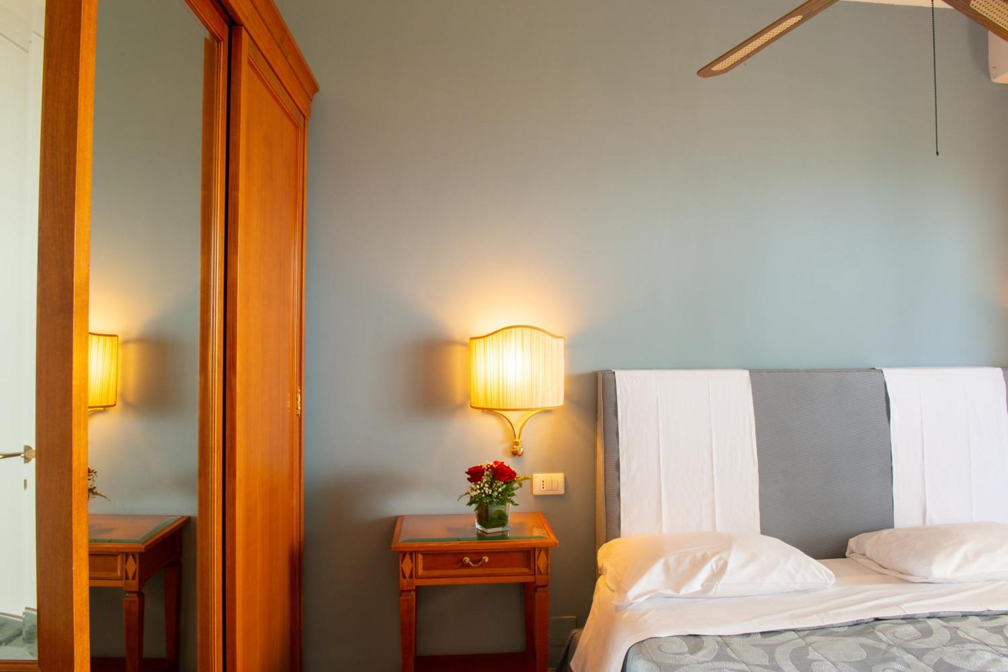 Hotel Sinuessa Terme มอนดราโกเน ภายนอก รูปภาพ
